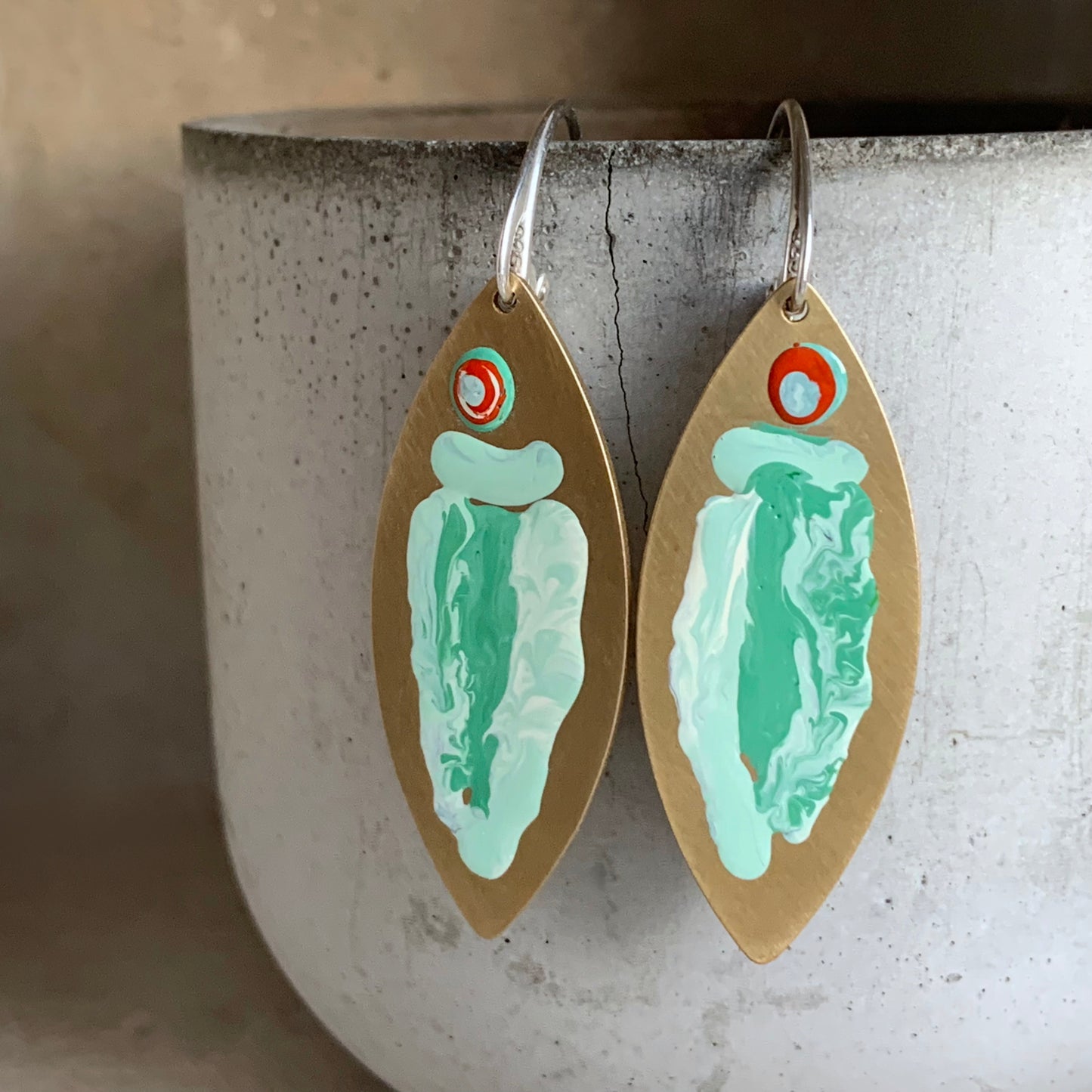 Pendientes de latón y plata de ley ‘Pez celadón con ojo rojo’