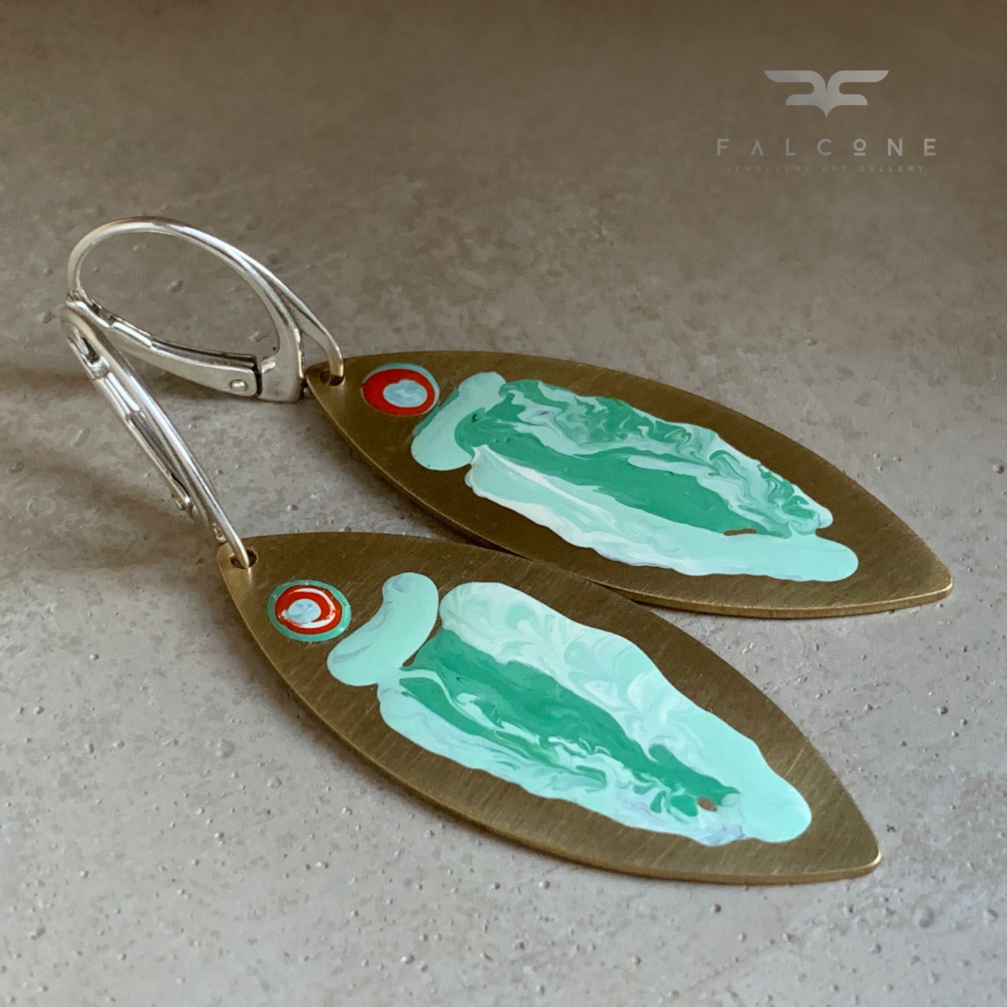 Pendientes de latón y plata de ley ‘Pez celadón con ojo rojo’