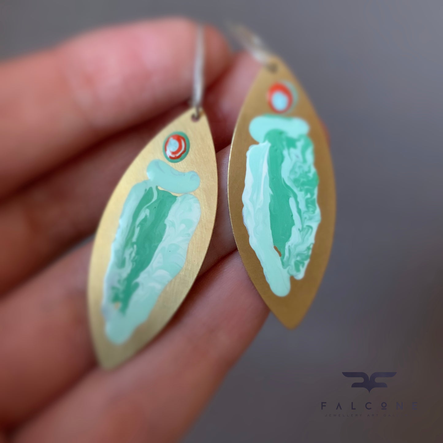 Pendientes de latón y plata de ley ‘Pez celadón con ojo rojo’