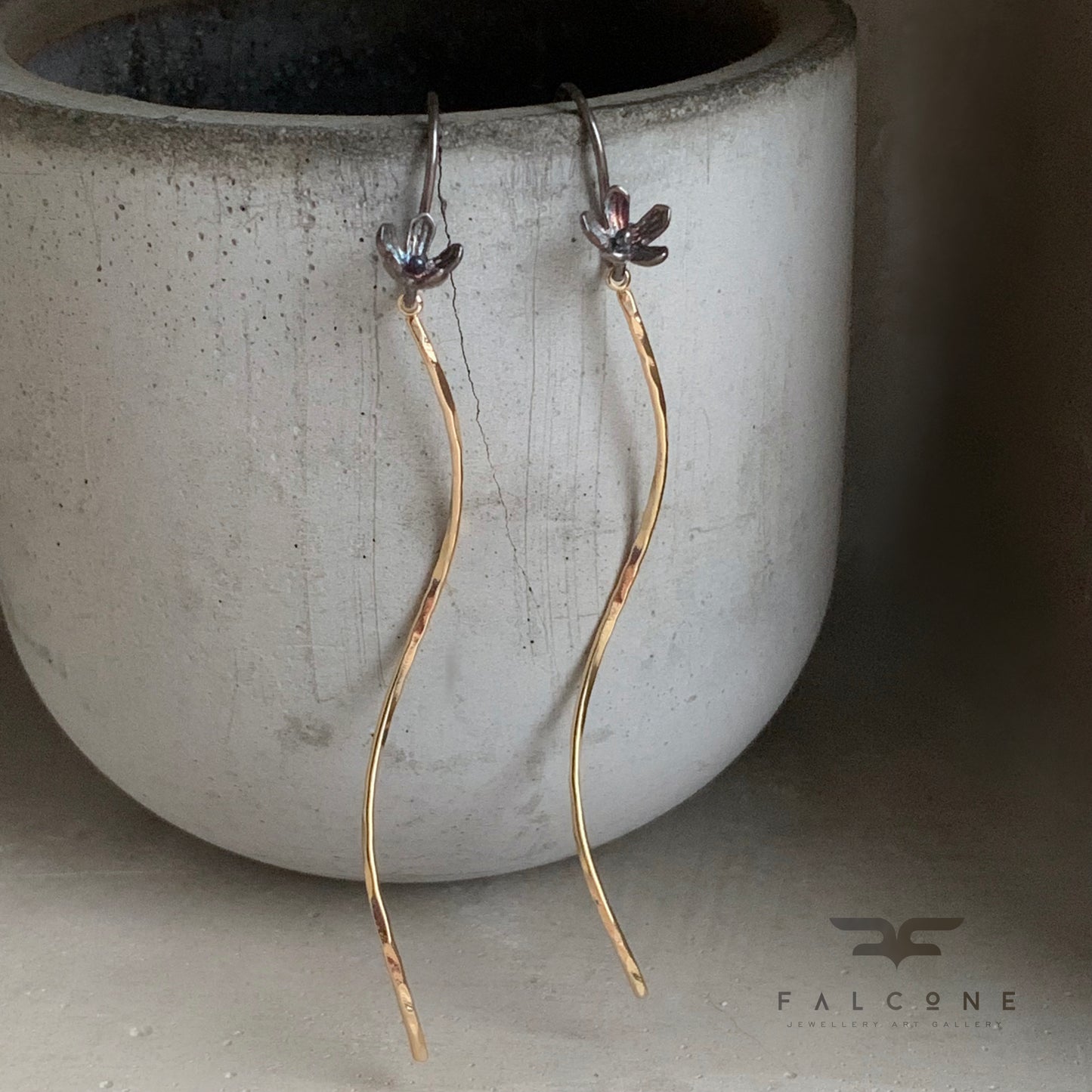 Pendientes de latón bañado en oro y plata de ley ‘Flores sobre tallos dorados’