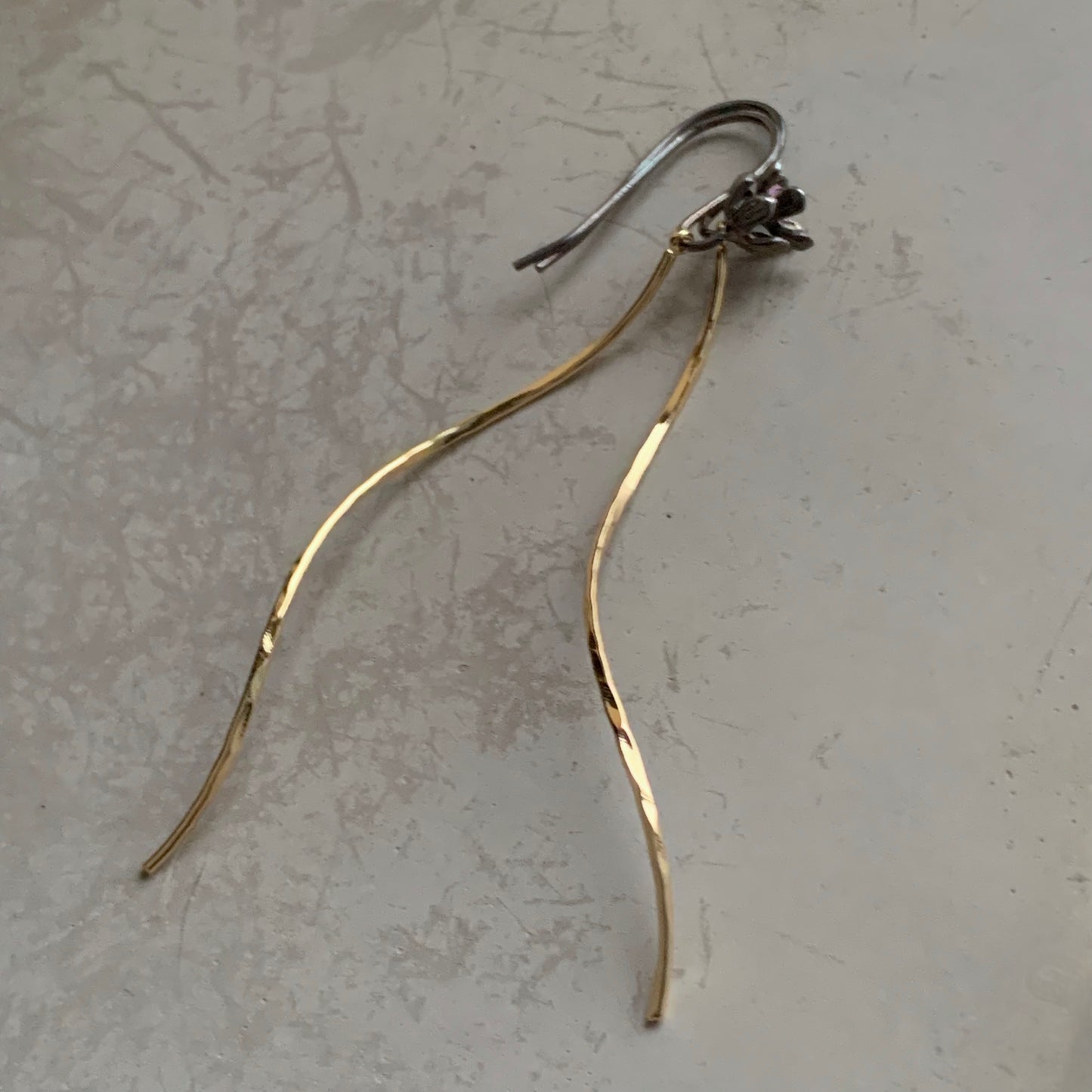 Pendientes de latón bañado en oro y plata de ley ‘Flores sobre tallos dorados’