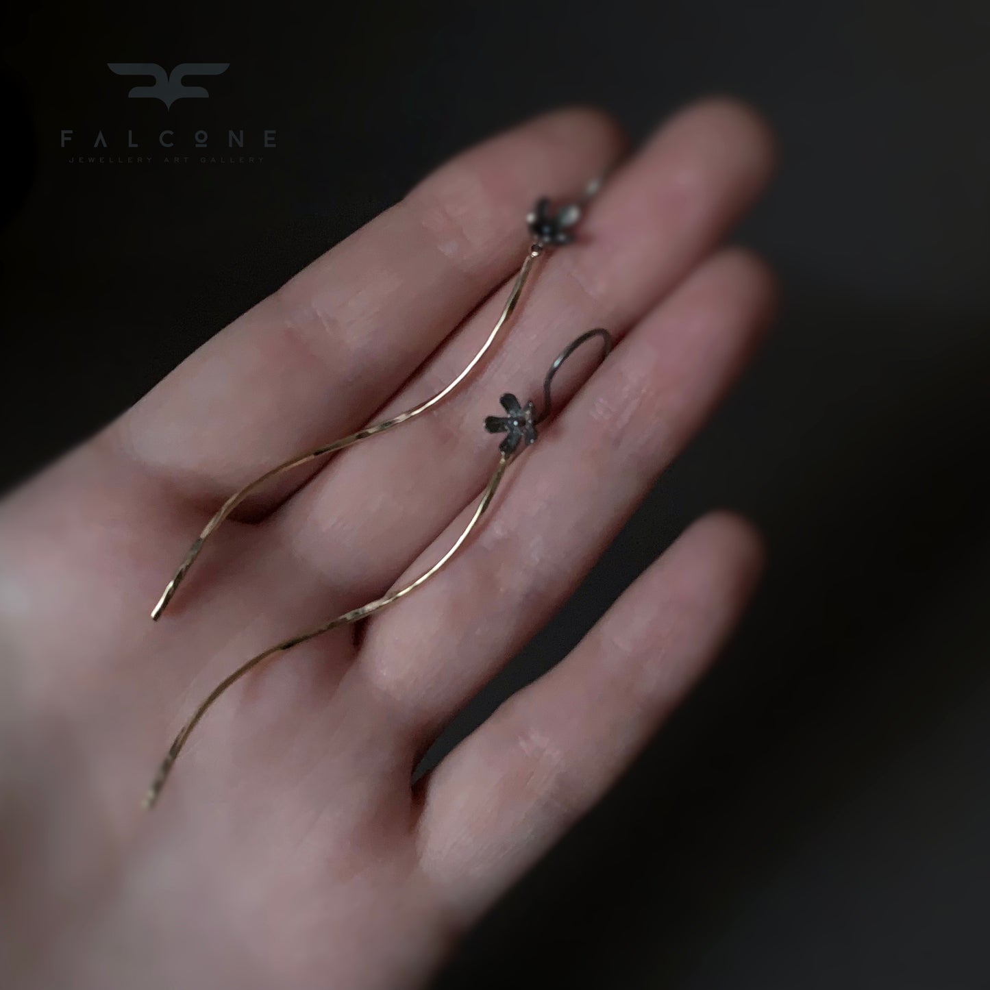 Pendientes de latón bañado en oro y plata de ley ‘Flores sobre tallos dorados’