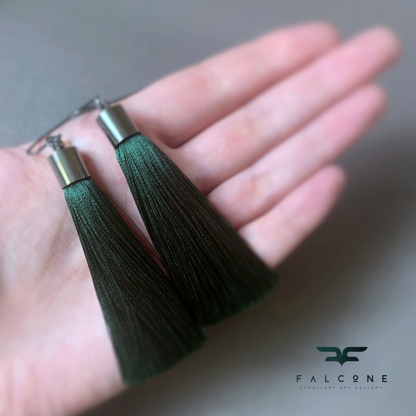 Pendientes largos de plata con borlas de viscosa verde oscuro 'Dark Forest'