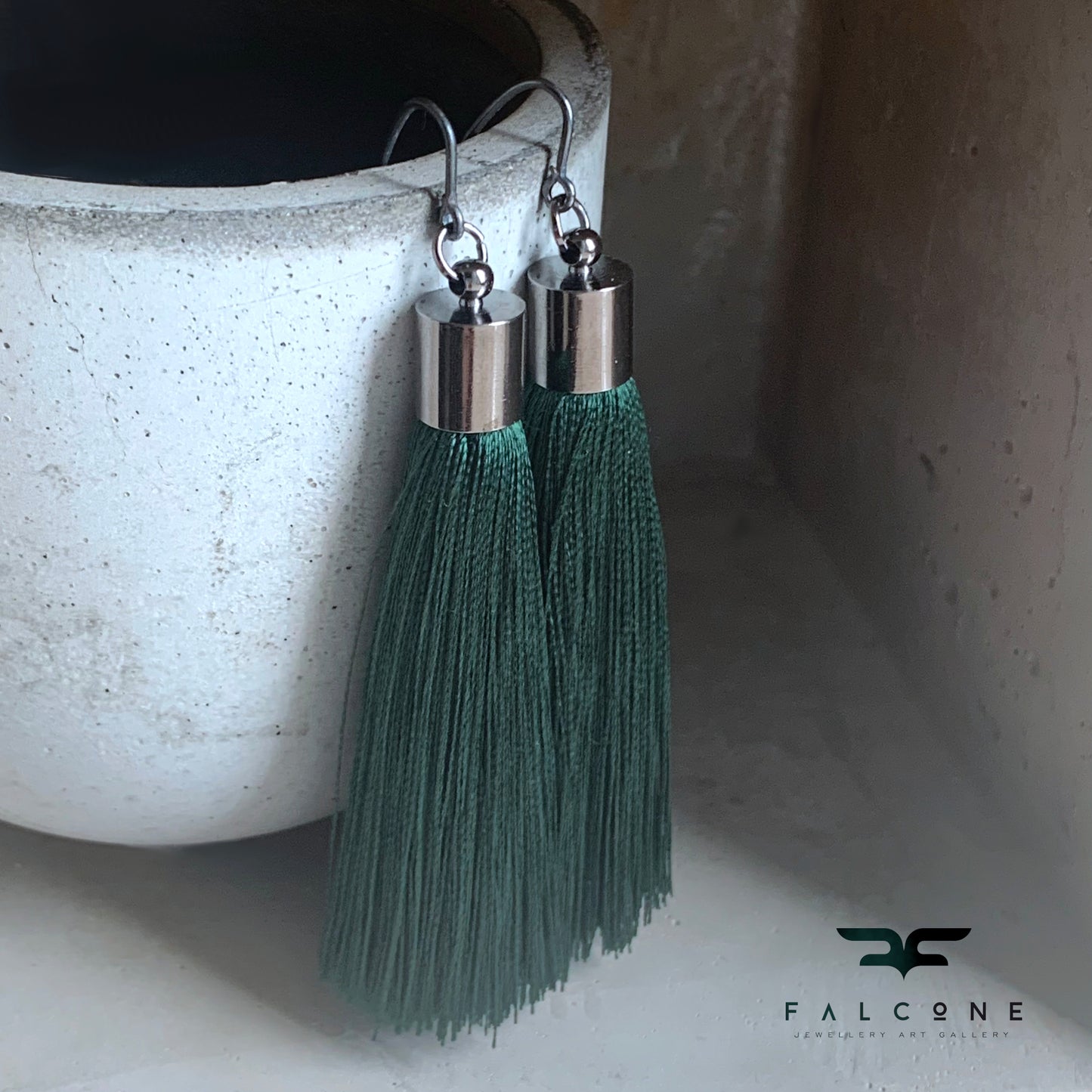 Pendientes largos de plata con borlas de viscosa verde oscuro 'Dark Forest'