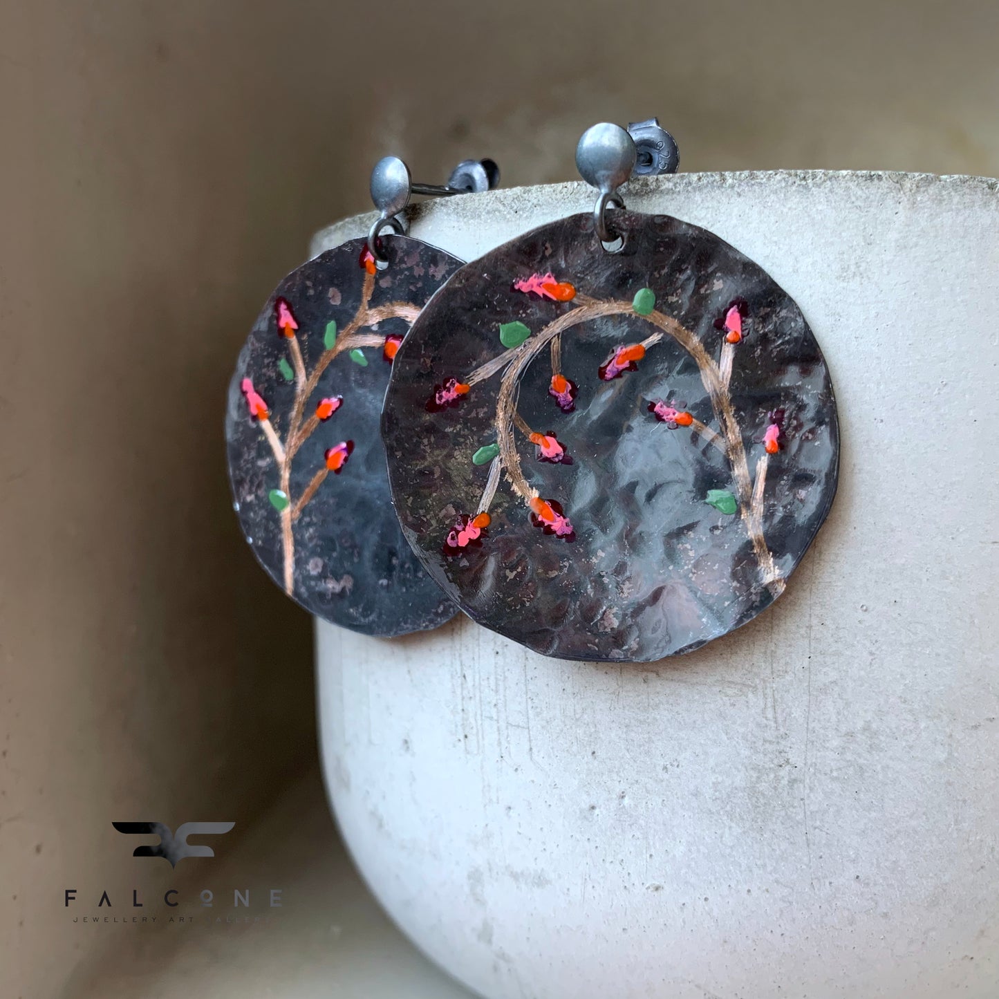 Pendientes grandes de cobre y plata con motivo floral esmaltado y grabado 'Secret Garden'