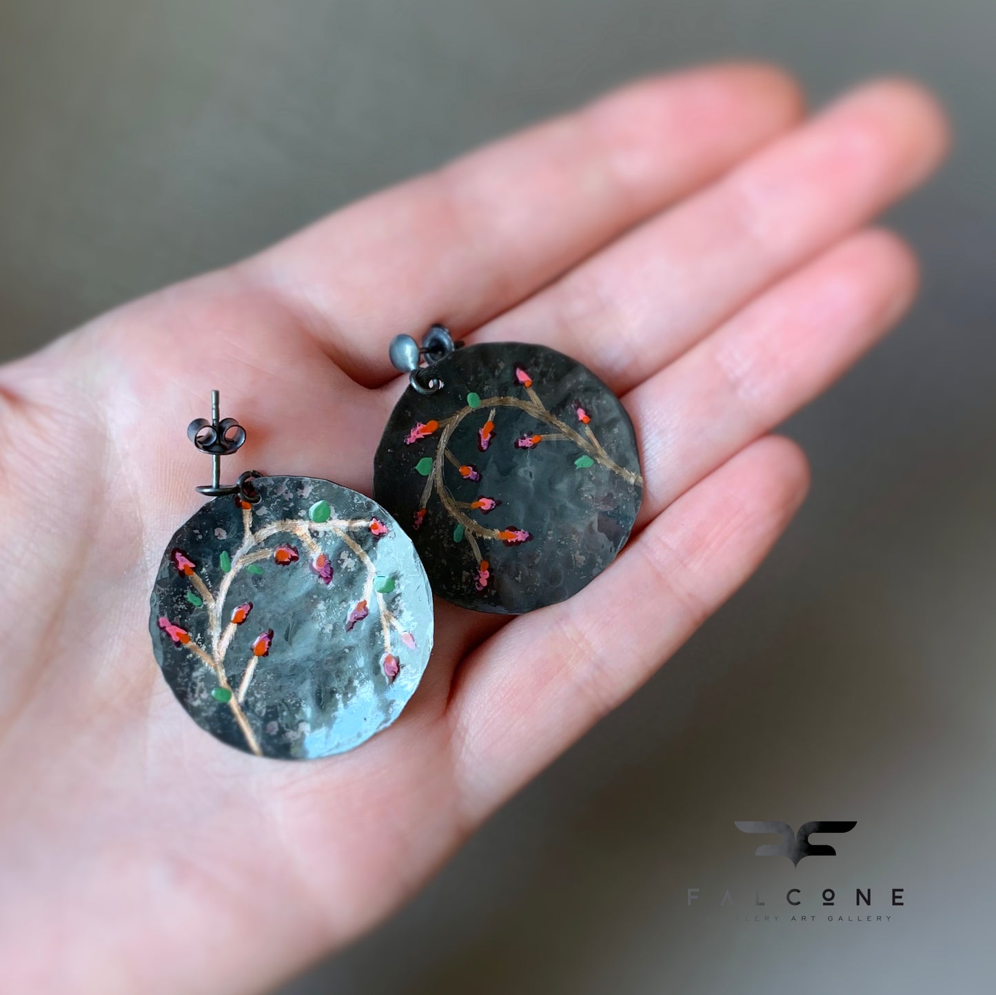 Pendientes grandes de cobre y plata con motivo floral esmaltado y grabado 'Secret Garden'