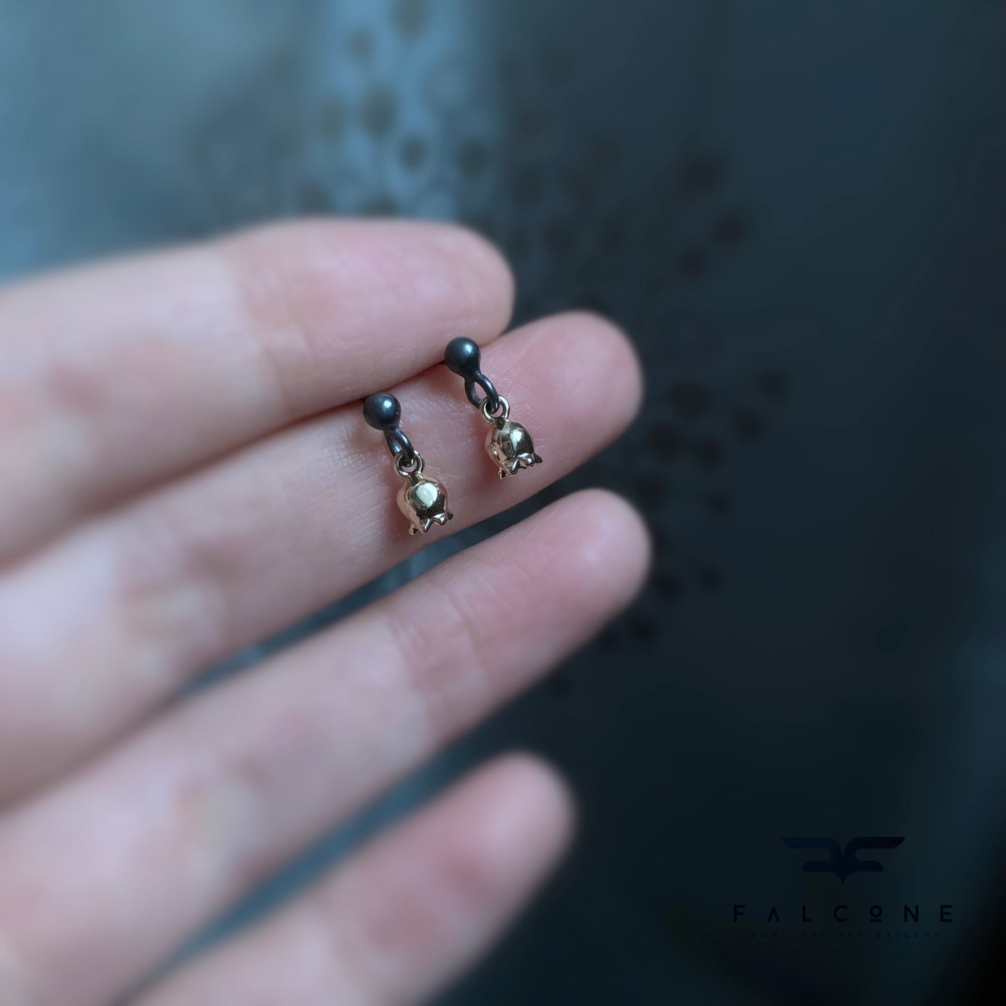 Pendientes pequeños de latón bañado en oro y plata de ley ‘Bayas Doradas’