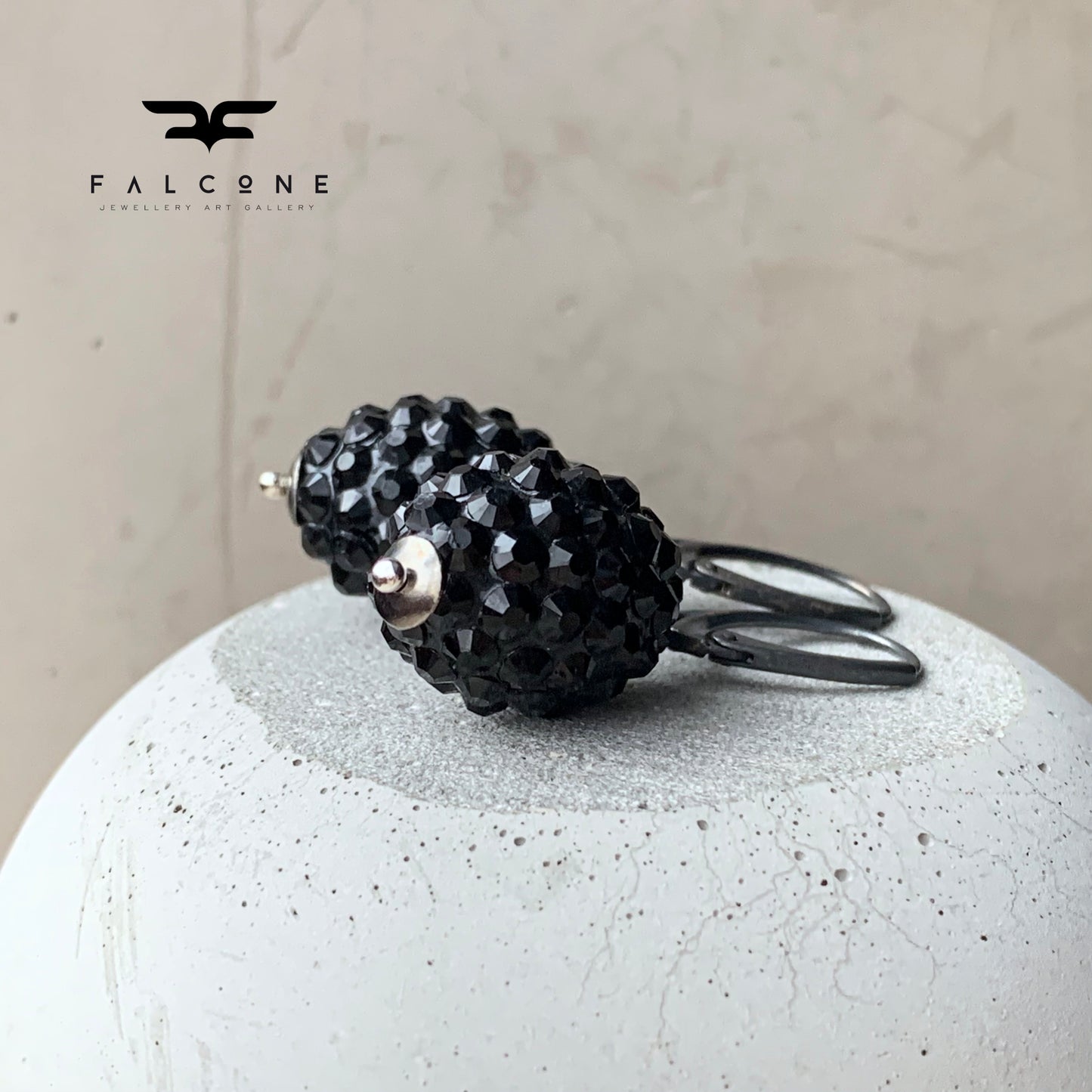 Pendientes de laca decorados con pedrería negra 'Black Blackberries'