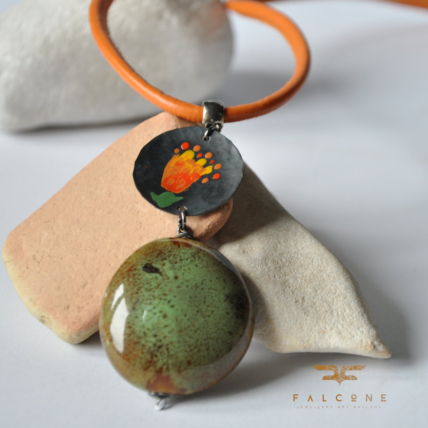 Collar con colgante decorativo de cerámica y cobre con flor esmaltada 'Pebble in the Garden'