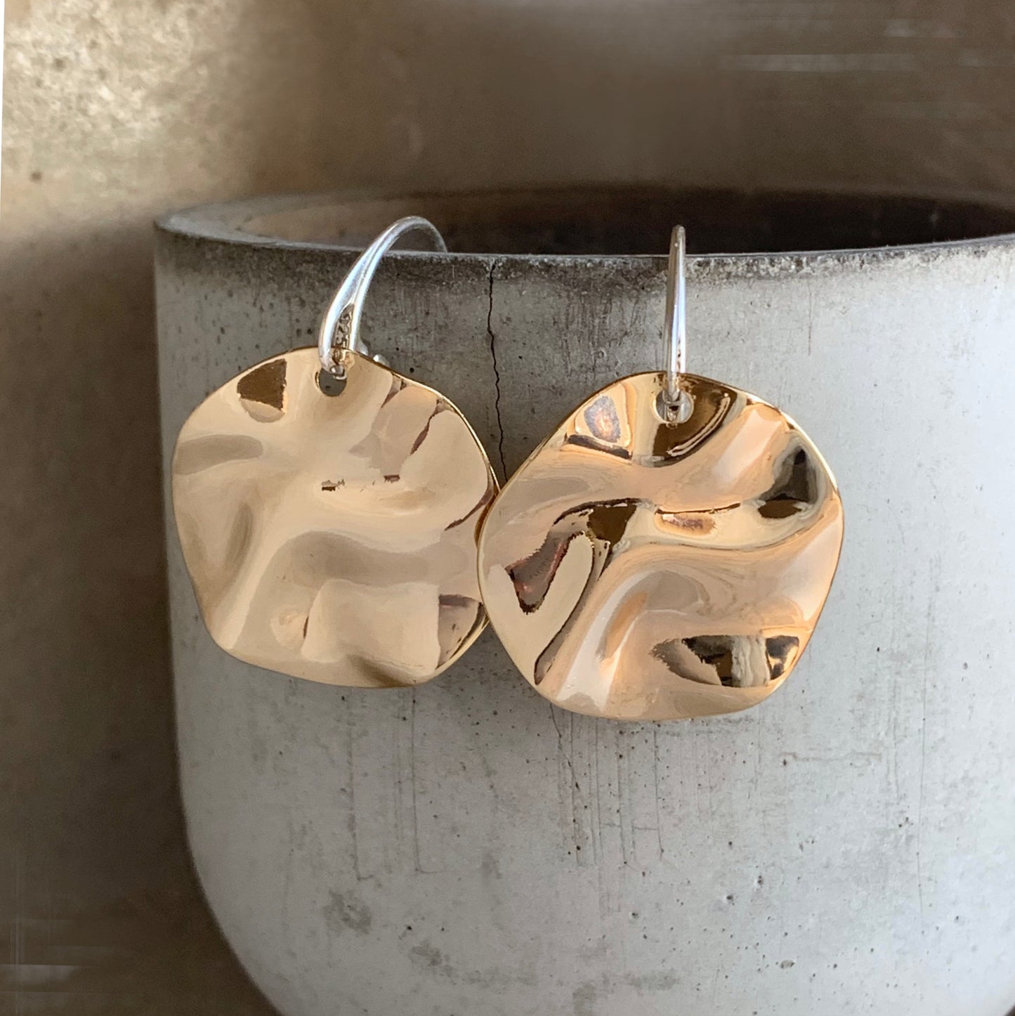 Pendientes de latón bañado en oro y plata de ley 'Círculos Dorados - Espejo Cóncavo'