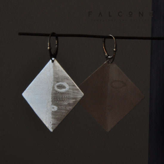 Large aluminium engraved earrings '2 Faces'