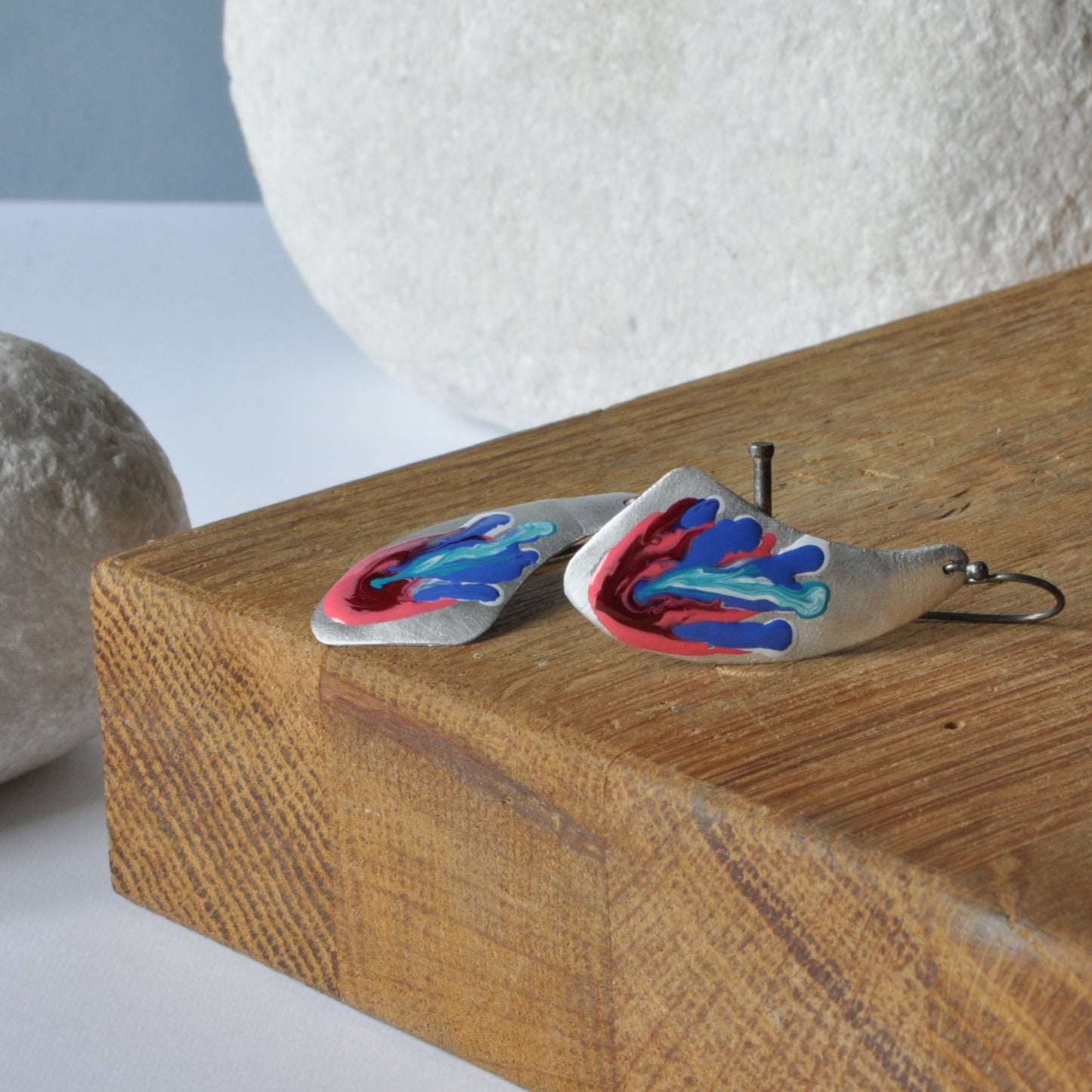 Pendientes fabricados en aluminio forjado y esmaltado brillante 'Coral Reef: Rosa, Azul, Turquesa'