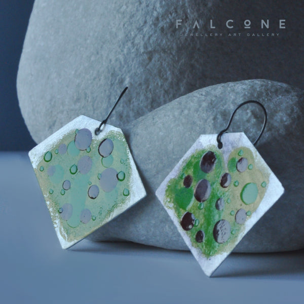 Pendientes de aluminio esmaltado 'Lime in Maroon Dots'