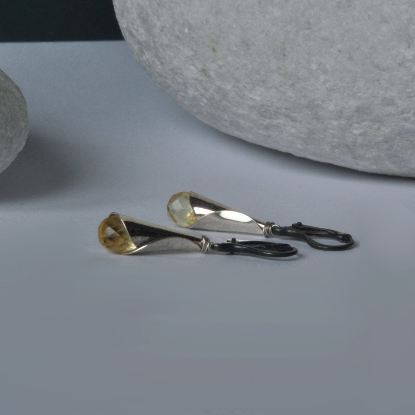 Pendientes hechos a mano de plata con citrino facetado 'Silver Bells with Citrine'