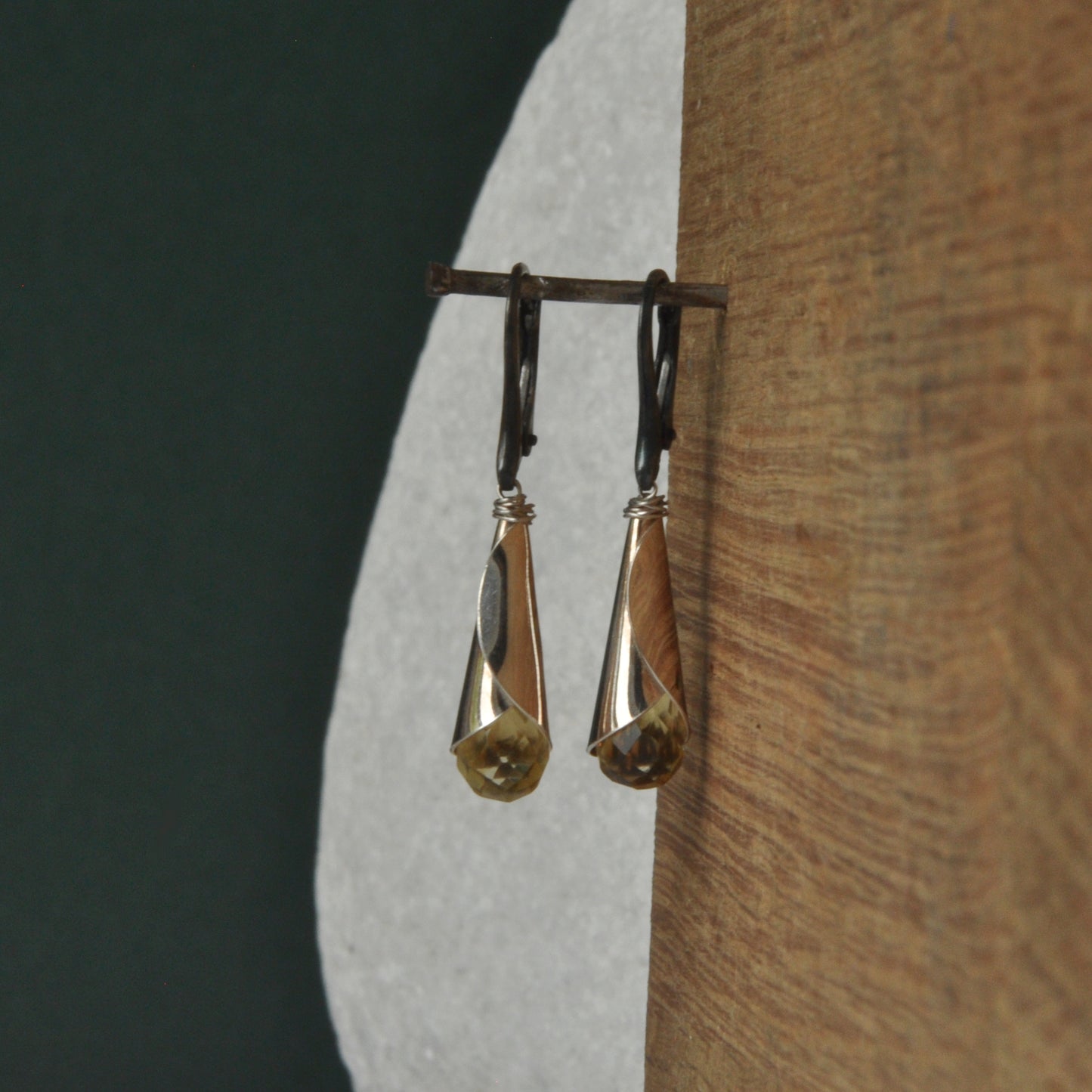 Pendientes hechos a mano de plata con citrino facetado 'Silver Bells with Citrine'