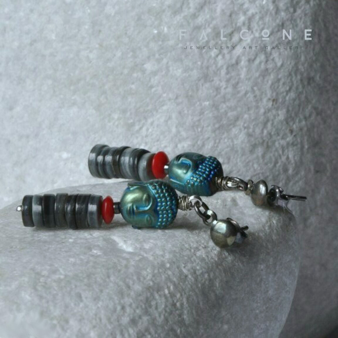 Pendientes de plata con concha gris, coral y hematitas talladas 'Zen'