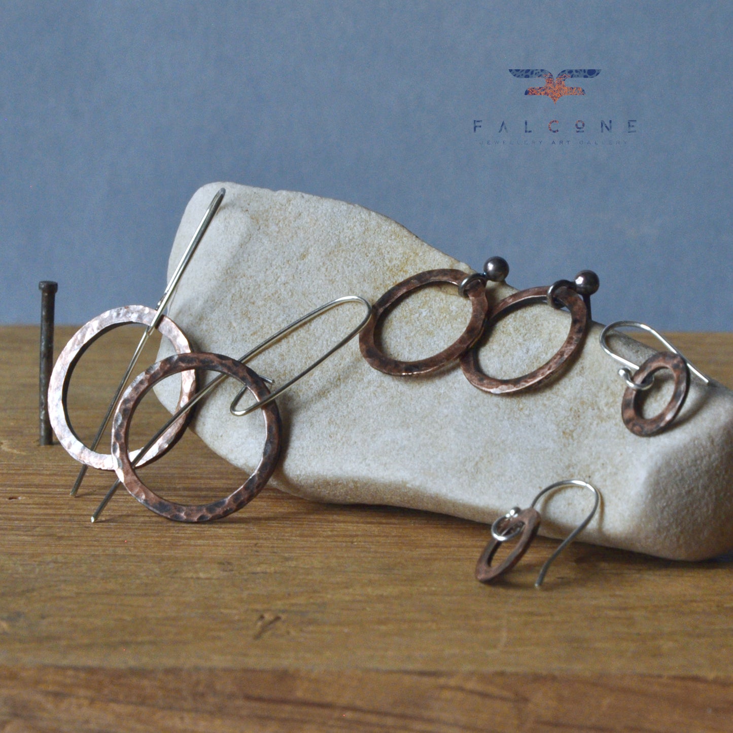 Pendientes circulares de cobre con ganchos de plata 'Brick raw copper'