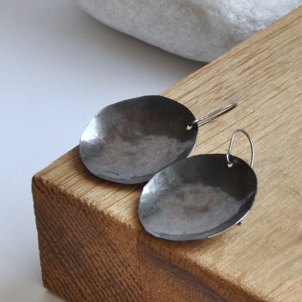 Pendientes grandes de cobre formados a mano en color casi negro 'Graphite Circles'