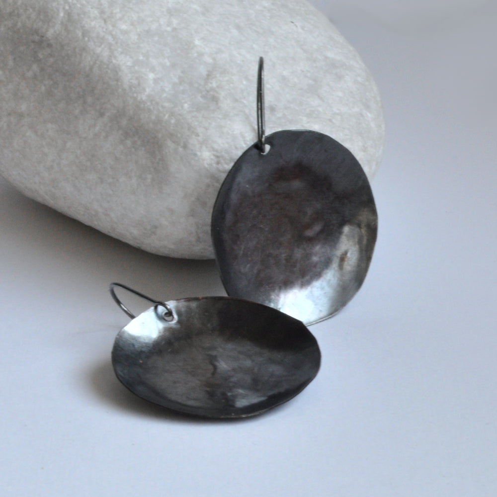 Pendientes grandes de cobre formados a mano en color casi negro 'Graphite Circles'