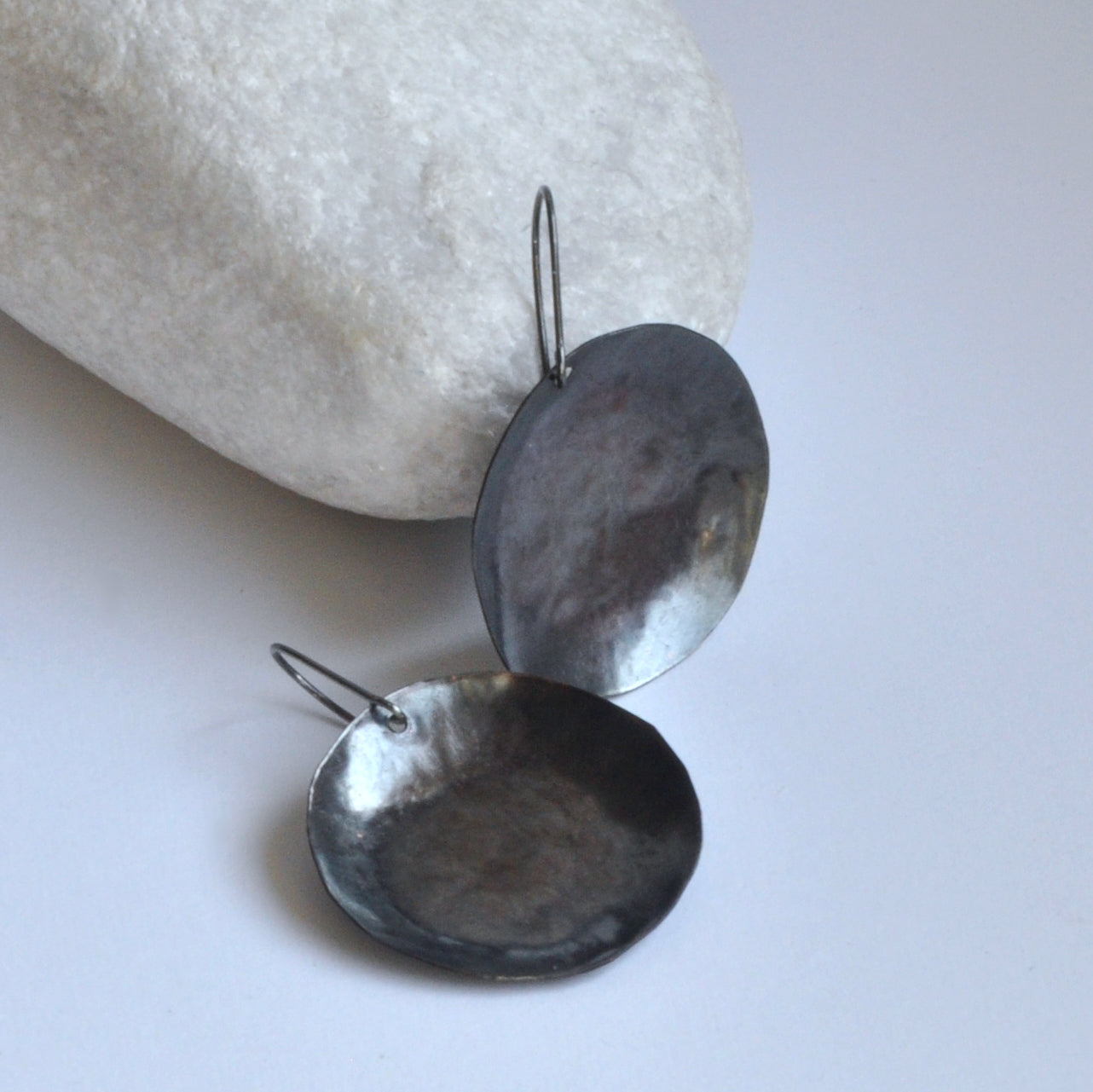 Pendientes grandes de cobre formados a mano en color casi negro 'Graphite Circles'