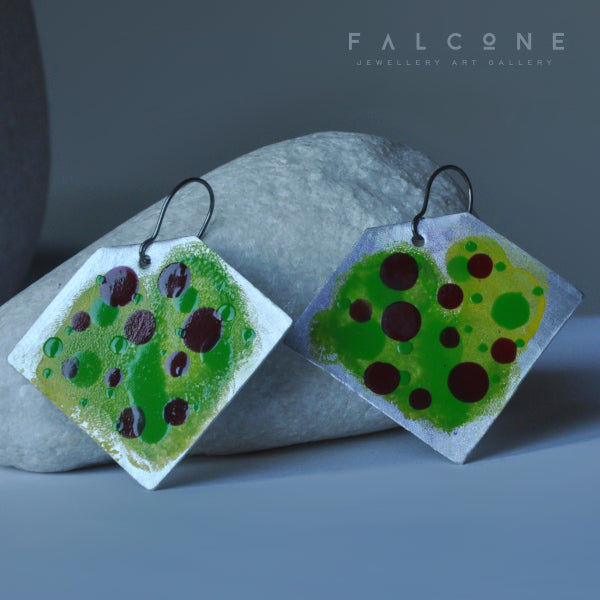 Pendientes de aluminio esmaltado 'Lime in Maroon Dots'