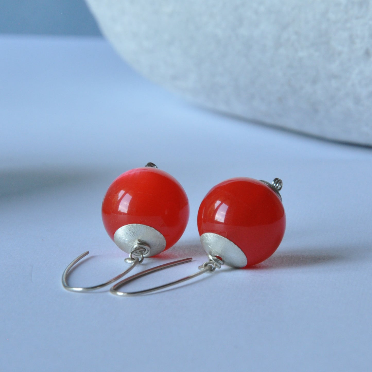 Pendientes de plata con grandes bolas de resina 'Peach Sorbet'