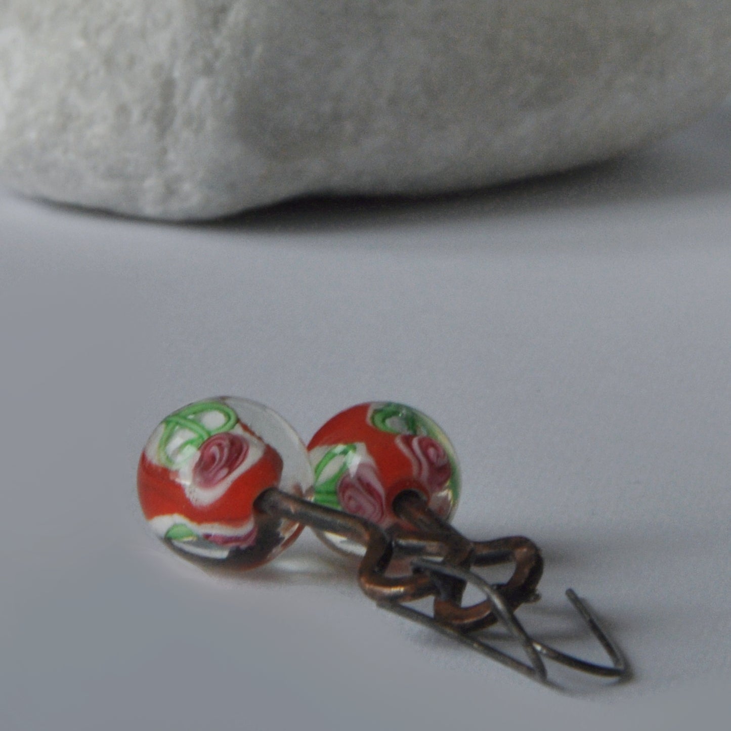 Pendientes de cobre forjados a mano 'Forged with Rose - red'