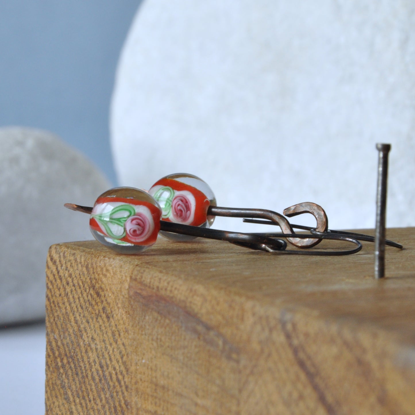 Pendientes de cobre forjados a mano 'Forged with Rose - red'