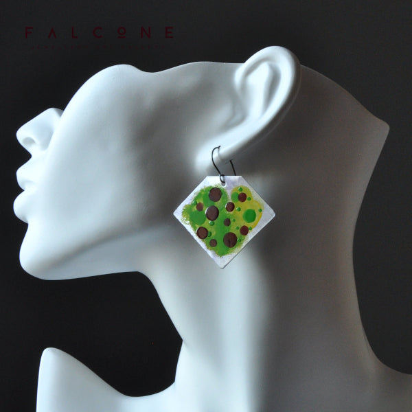 Pendientes de aluminio esmaltado 'Lime in Maroon Dots'