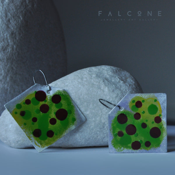 Pendientes de aluminio esmaltado 'Lime in Maroon Dots'