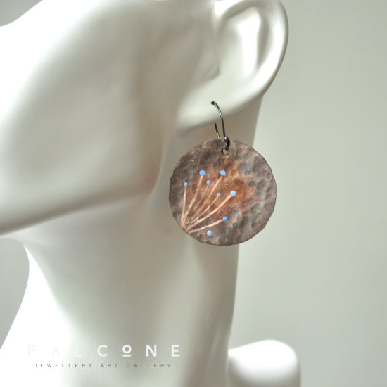 Pendientes grandes de cobre con motivo floral grabado y esmaltado 'Floral Impressions'