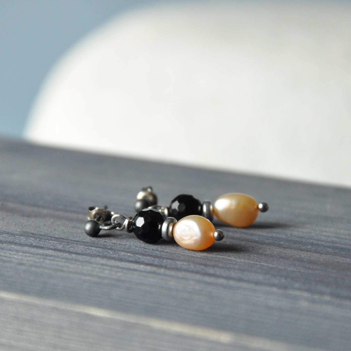 Elegant handmade silver stud earrings with natural salmon pearls and onyx 'Pearls with Onyx'