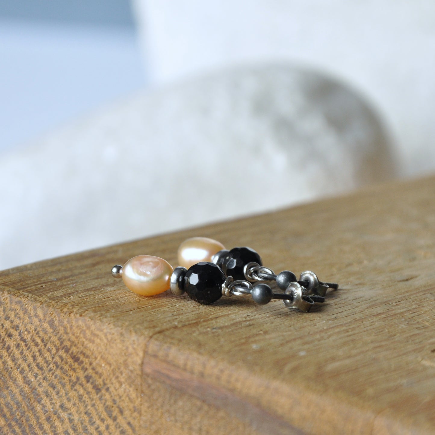 Elegant handmade silver stud earrings with natural salmon pearls and onyx 'Pearls with Onyx'