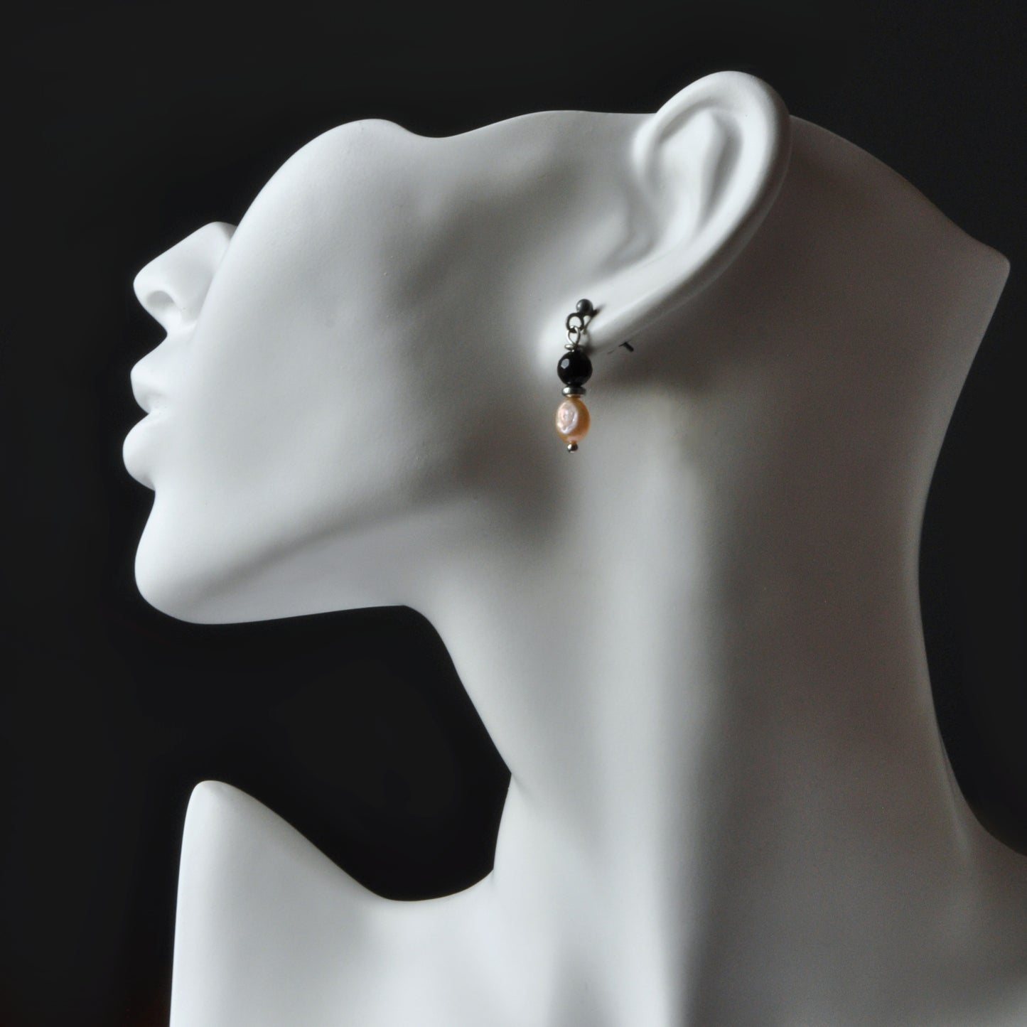 Elegant handmade silver stud earrings with natural salmon pearls and onyx 'Pearls with Onyx'