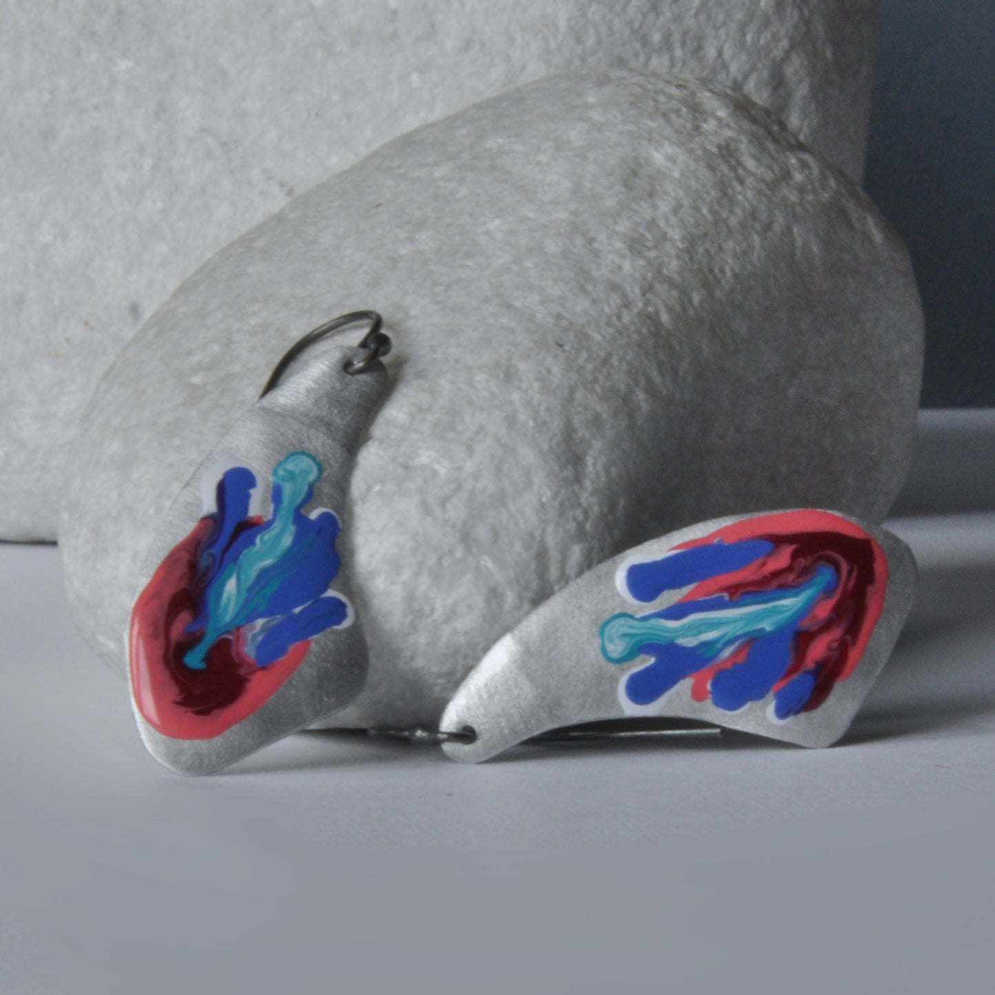 Pendientes fabricados en aluminio forjado y esmaltado brillante 'Coral Reef: Rosa, Azul, Turquesa'