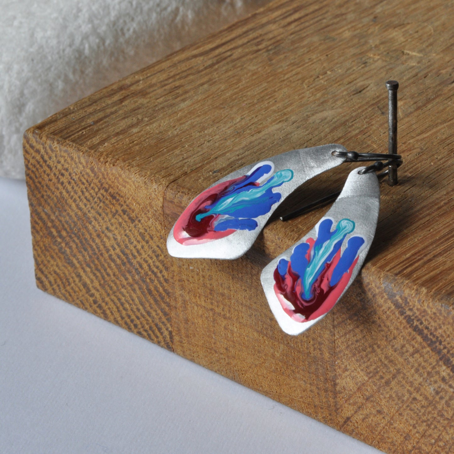 Pendientes fabricados en aluminio forjado y esmaltado brillante 'Coral Reef: Rosa, Azul, Turquesa'