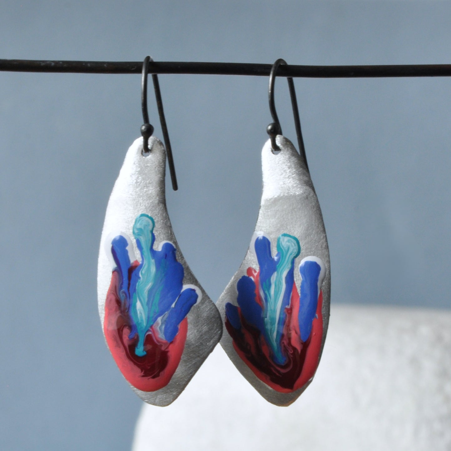 Pendientes fabricados en aluminio forjado y esmaltado brillante 'Coral Reef: Rosa, Azul, Turquesa'