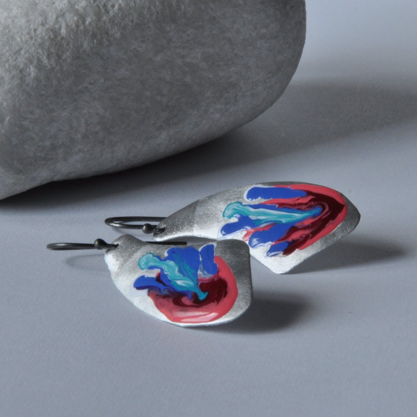 Pendientes fabricados en aluminio forjado y esmaltado brillante 'Coral Reef: Rosa, Azul, Turquesa'