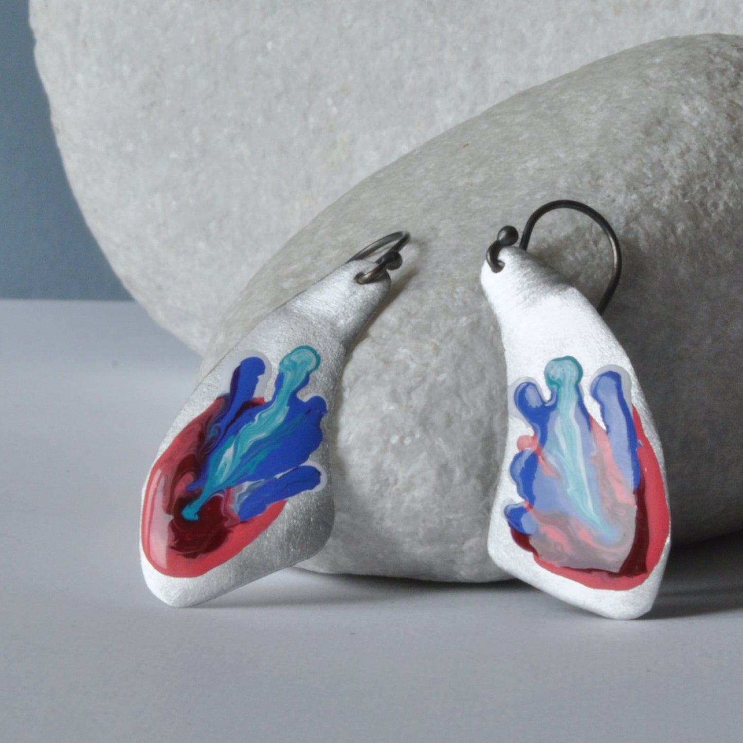 Pendientes fabricados en aluminio forjado y esmaltado brillante 'Coral Reef: Rosa, Azul, Turquesa'