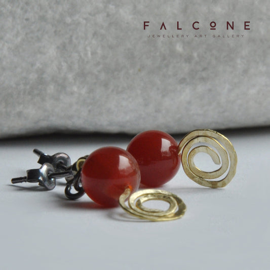 Stud earrings of smooth agate balls in silver and brass setting 'Twisted Gold'