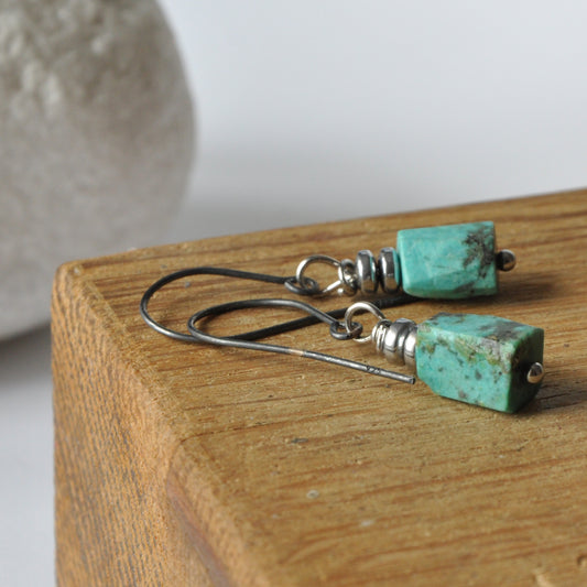 Pendientes colgantes con pepitas de turquesa natural en bruto y rondelles de hematita bañados en plata 'Majestic Turquoise'