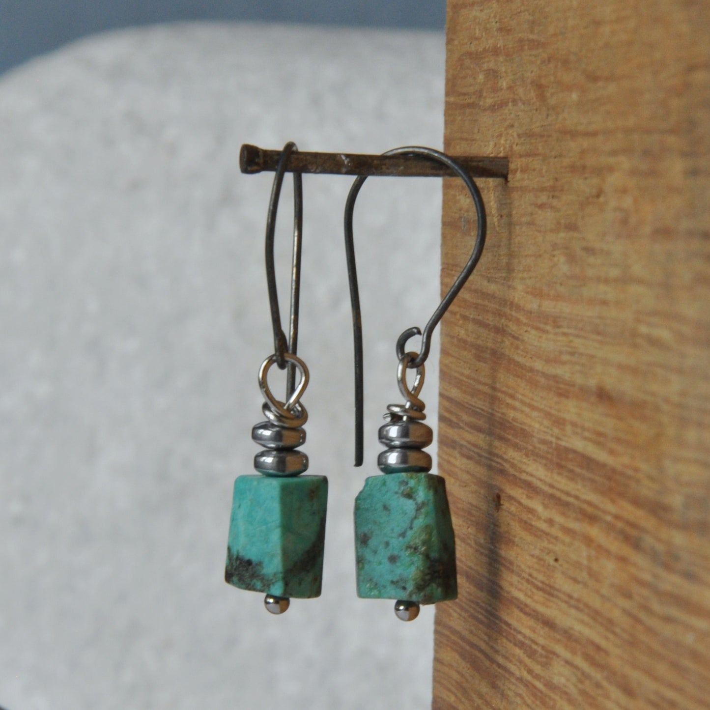 Pendientes colgantes con pepitas de turquesa natural en bruto y rondelles de hematita bañados en plata 'Majestic Turquoise'