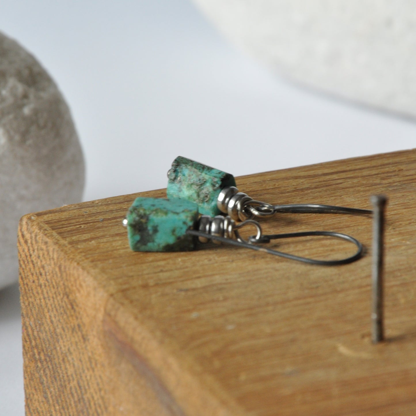 Pendientes colgantes con pepitas de turquesa natural en bruto y rondelles de hematita bañados en plata 'Majestic Turquoise'