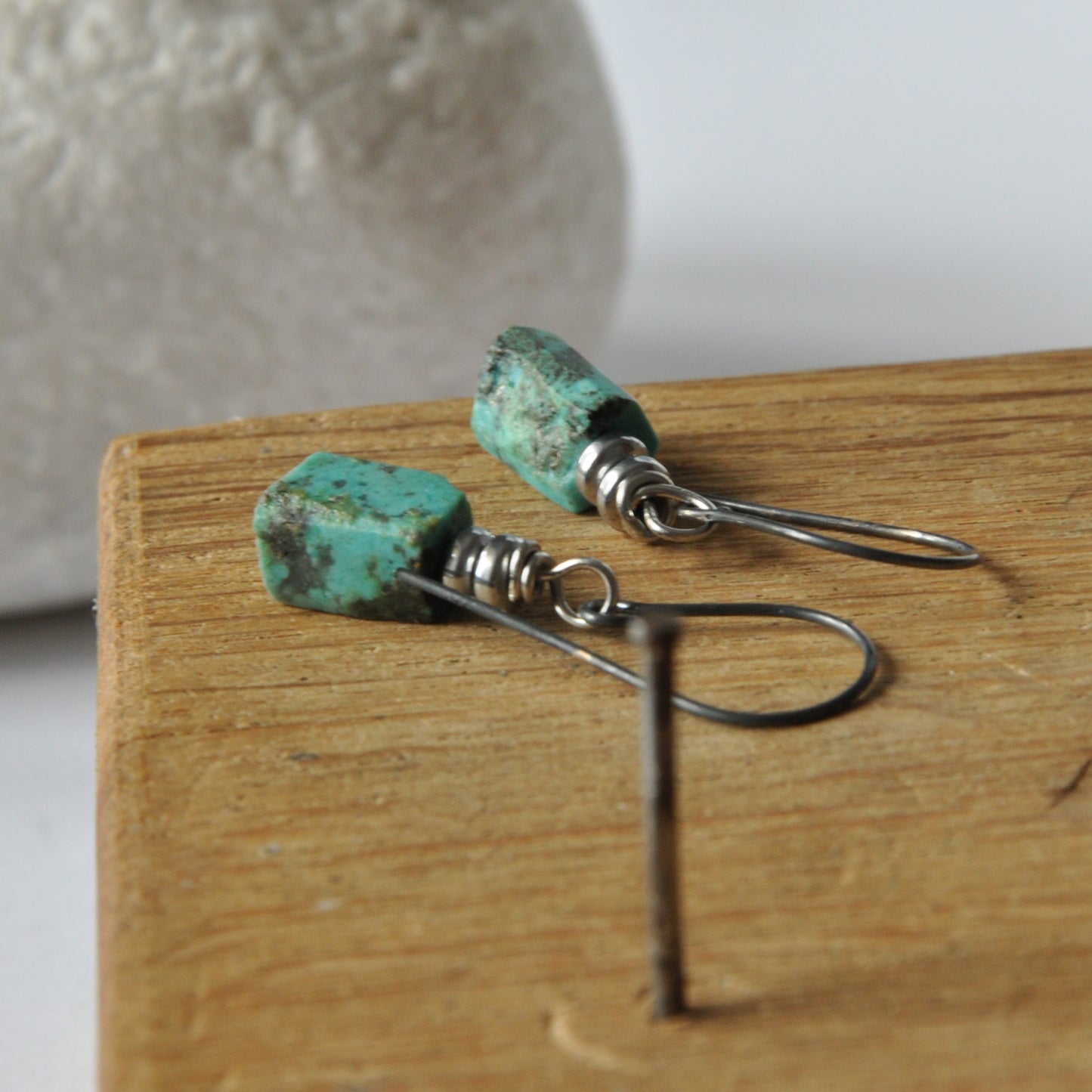 Pendientes colgantes con pepitas de turquesa natural en bruto y rondelles de hematita bañados en plata 'Majestic Turquoise'