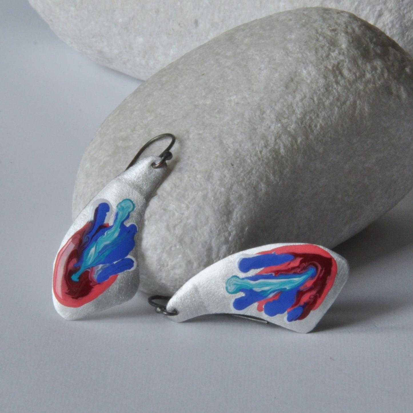 Pendientes fabricados en aluminio forjado y esmaltado brillante 'Coral Reef: Rosa, Azul, Turquesa'