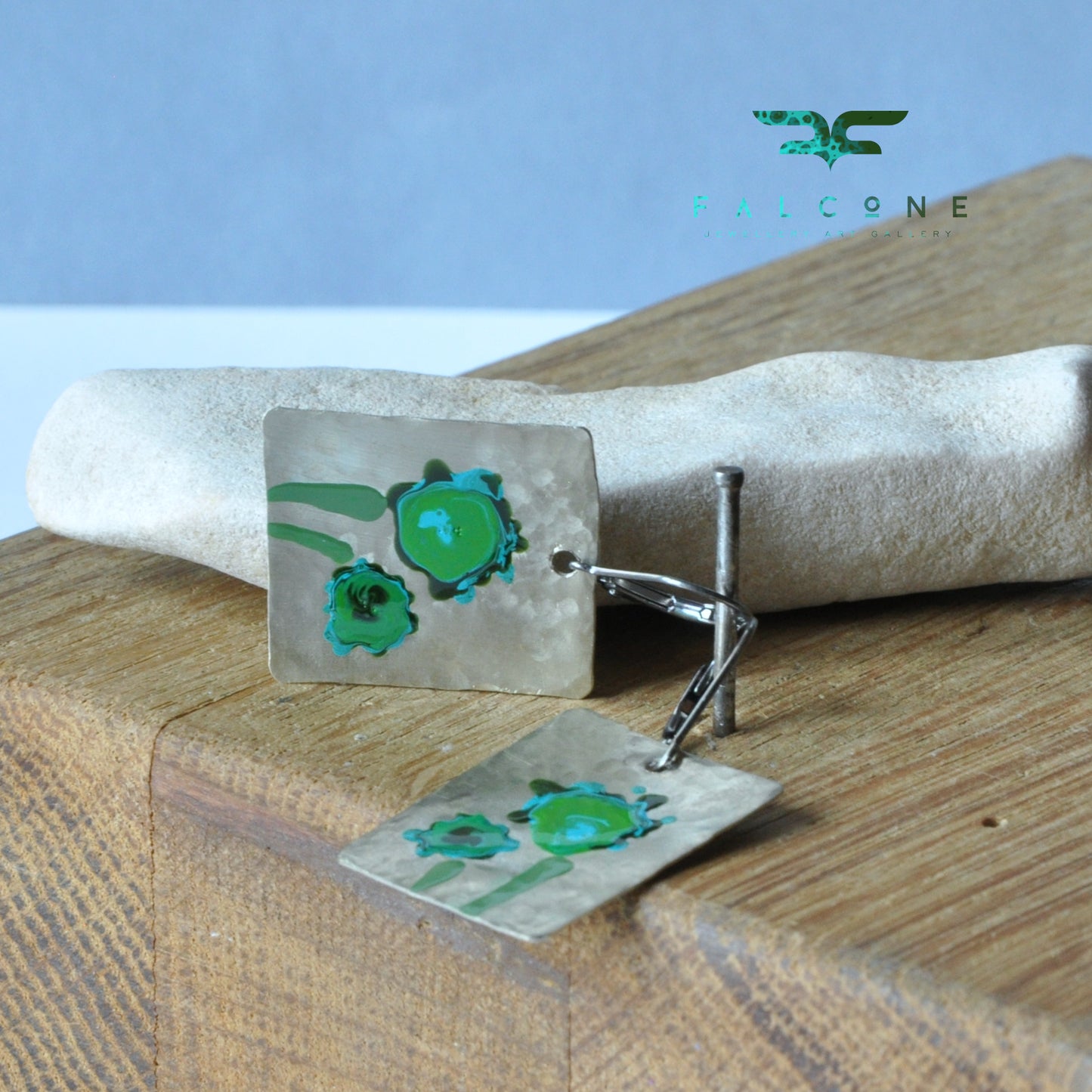 Pendientes esmaltados de latón blanco - joyería única hecha a mano 'Flores en verde esmeralda'