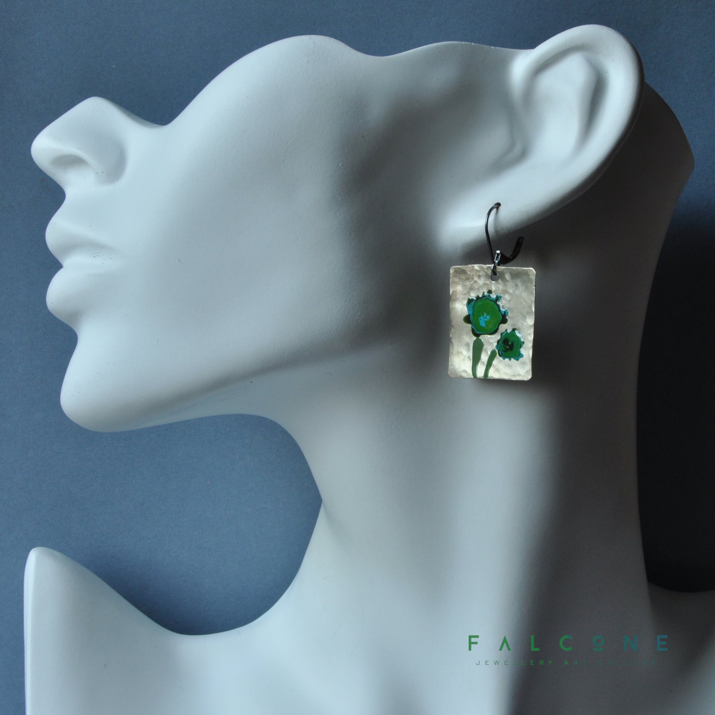 Pendientes esmaltados de latón blanco - joyería única hecha a mano 'Flores en verde esmeralda'