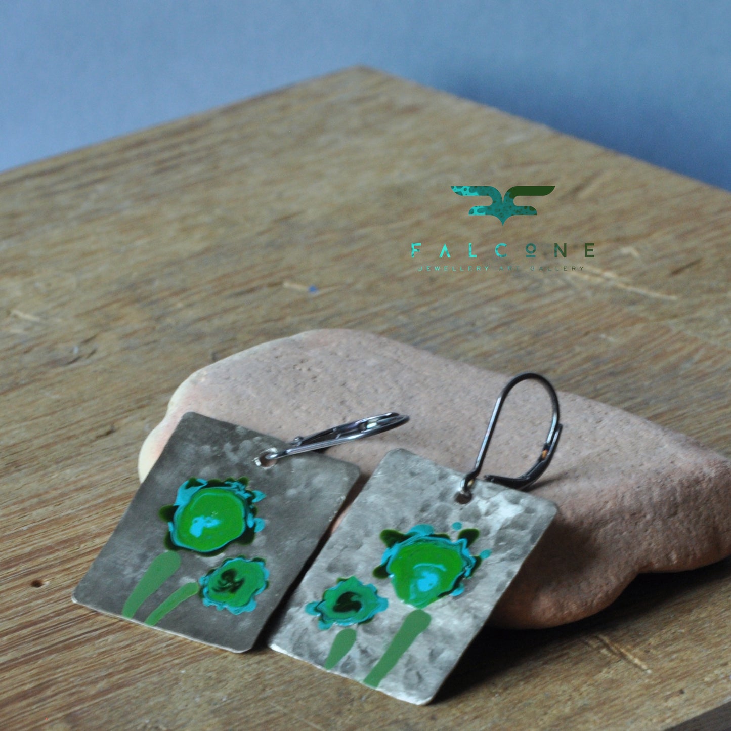 Pendientes esmaltados de latón blanco - joyería única hecha a mano 'Flores en verde esmeralda'