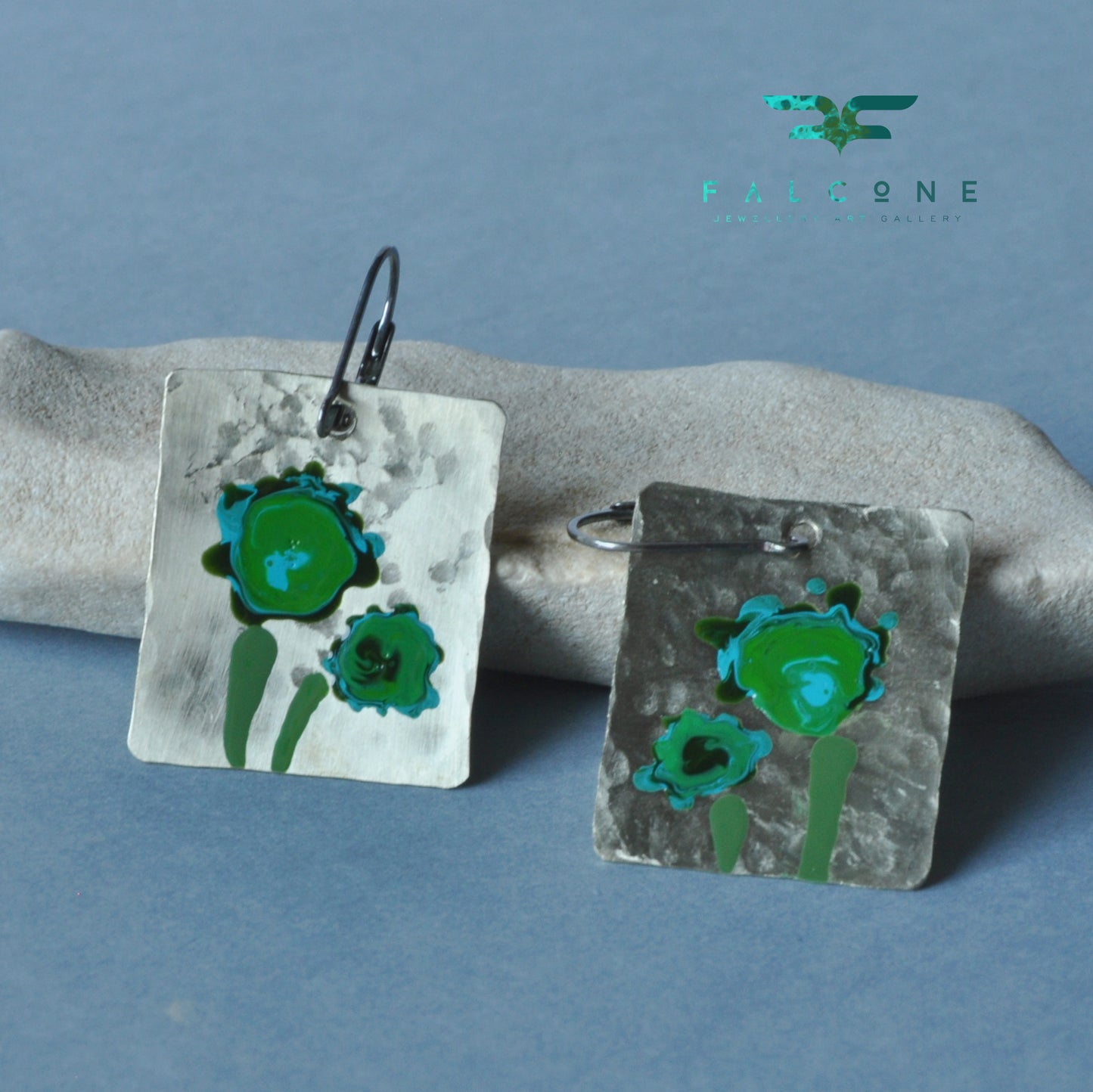 Pendientes esmaltados de latón blanco - joyería única hecha a mano 'Flores en verde esmeralda'