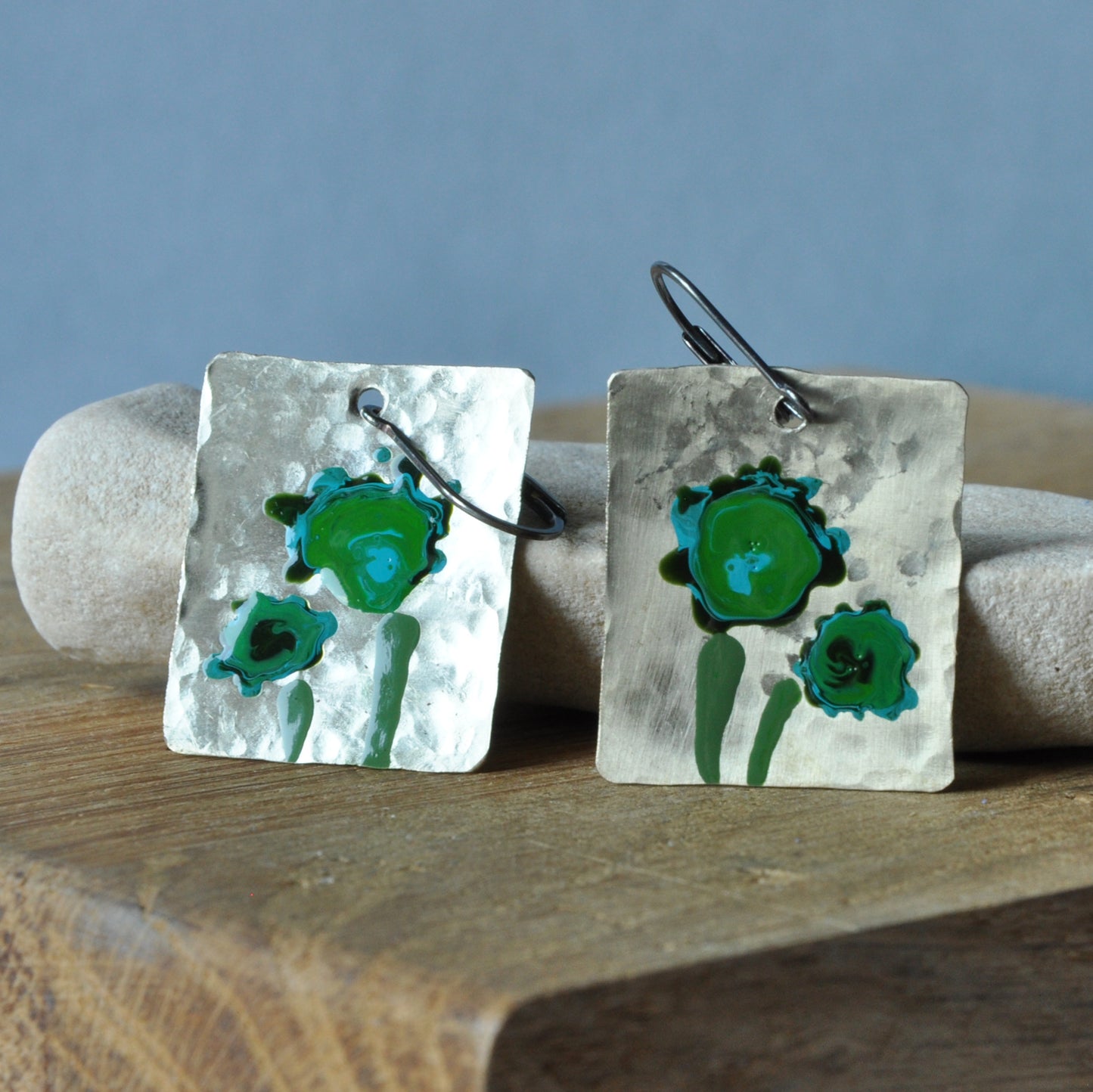 Pendientes esmaltados de latón blanco - joyería única hecha a mano 'Flores en verde esmeralda'